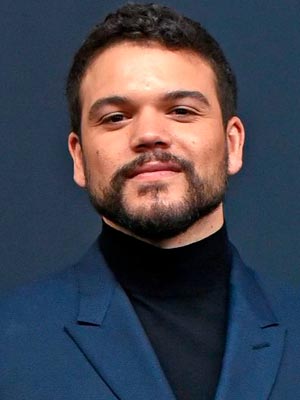 Джош Андрес Ривера в роли Аарона Эрнандеса